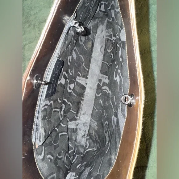 ๐ Salvatore Ferragamo Shoulder Bag - Picture 9 of 13